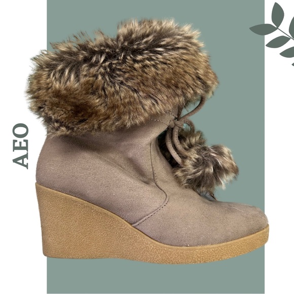 AEO Brown Women’s Wedge Heel Winter Boot Faux Fur Pom Pom Size 9.5 - Picture 3 of 7